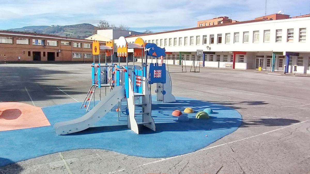 En el centro educativo José Etxegarai se ha aplicado una capa antideslizante en el patio En el centro educativo José Etxegarai se ha aplicado una capa antideslizante en el patio