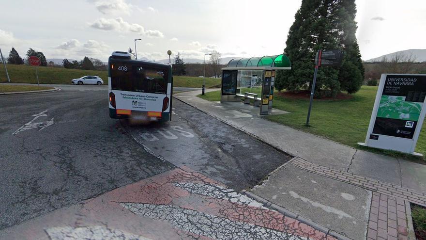 Parada de la villavesa en el Colegio Mayor Mendaur