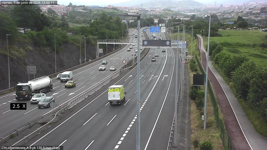 Abierta la A-8 hacia Cantabria tras 20 horas con dos carriles cerrados por un camión volcado