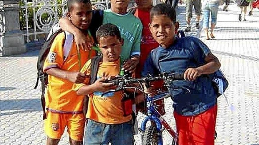 Una treintena de escolares saharauis llega al sábado a pasar el verano
