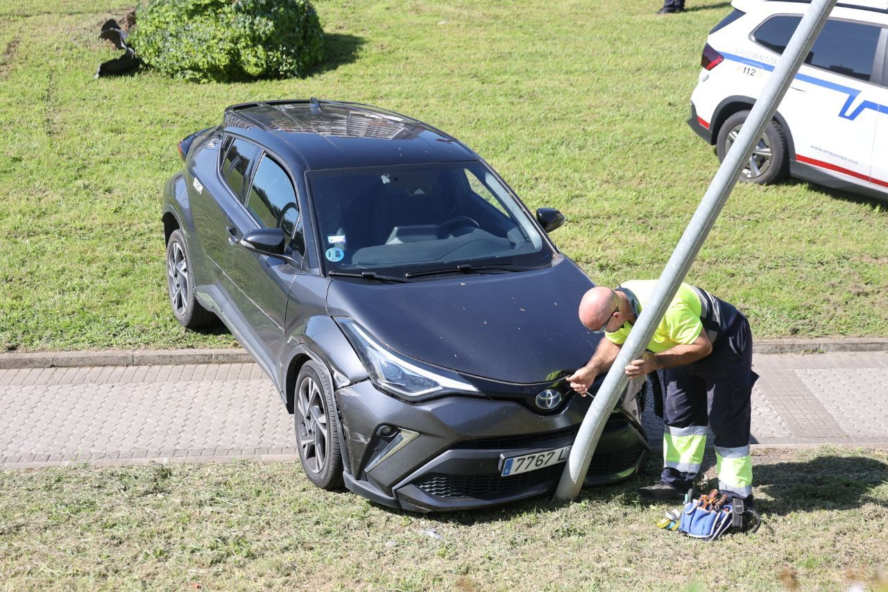 Un coche pierde el control y acaba chocando contra una farola entre Donostia y Pasaia