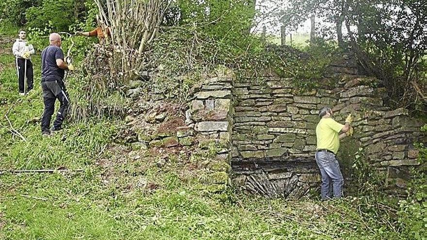 Voluntarios de Burdina Taldea trabajando el sábado, en el valle del Leitzaran.