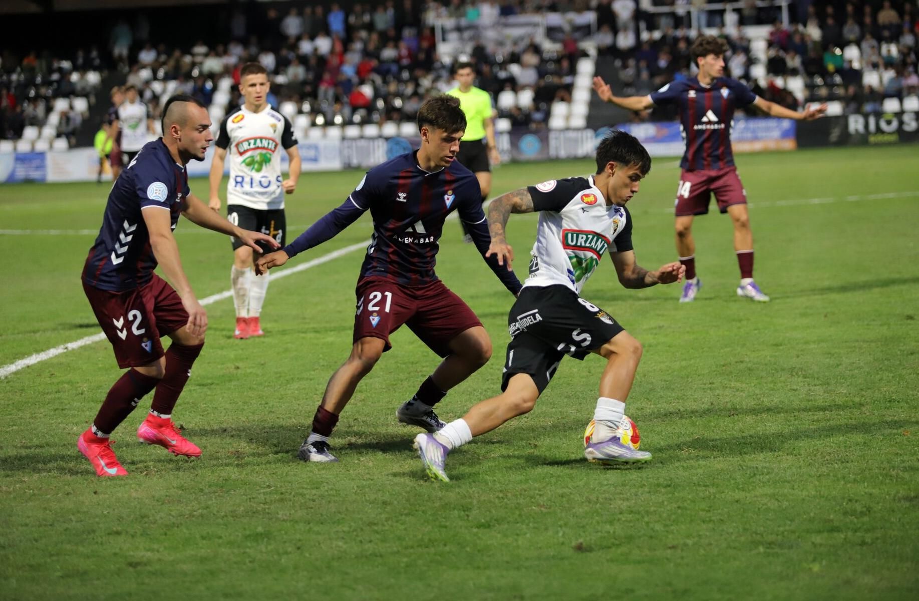 Manu Vila, autor del gol, en posesión del esférico.