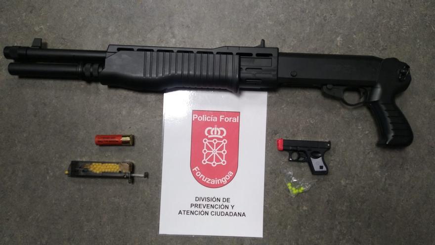Denunciado por usar una escopeta de aire comprimido en plena calle en Noáin