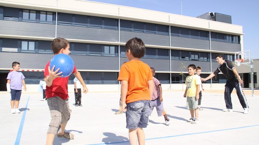 Profesores, alumnos y padres del colegio Huertas Mayores de Tudela inician acciones para pedir una cubierta para el patio