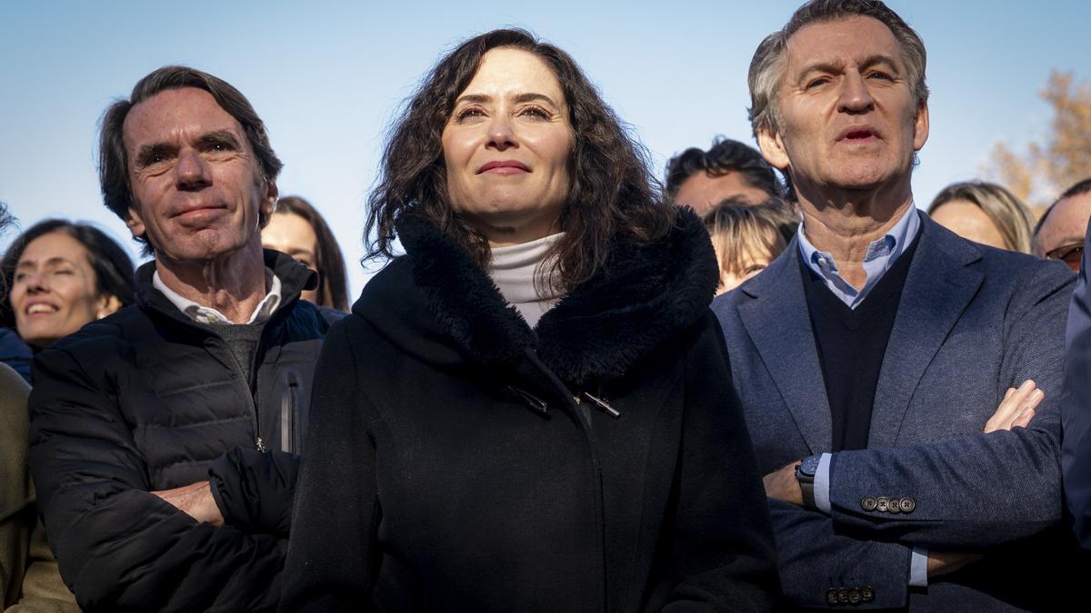 José María Aznar, Isabel Díaz Ayuso y Alberto Núñez-Feijóo, en el acto del domingo.