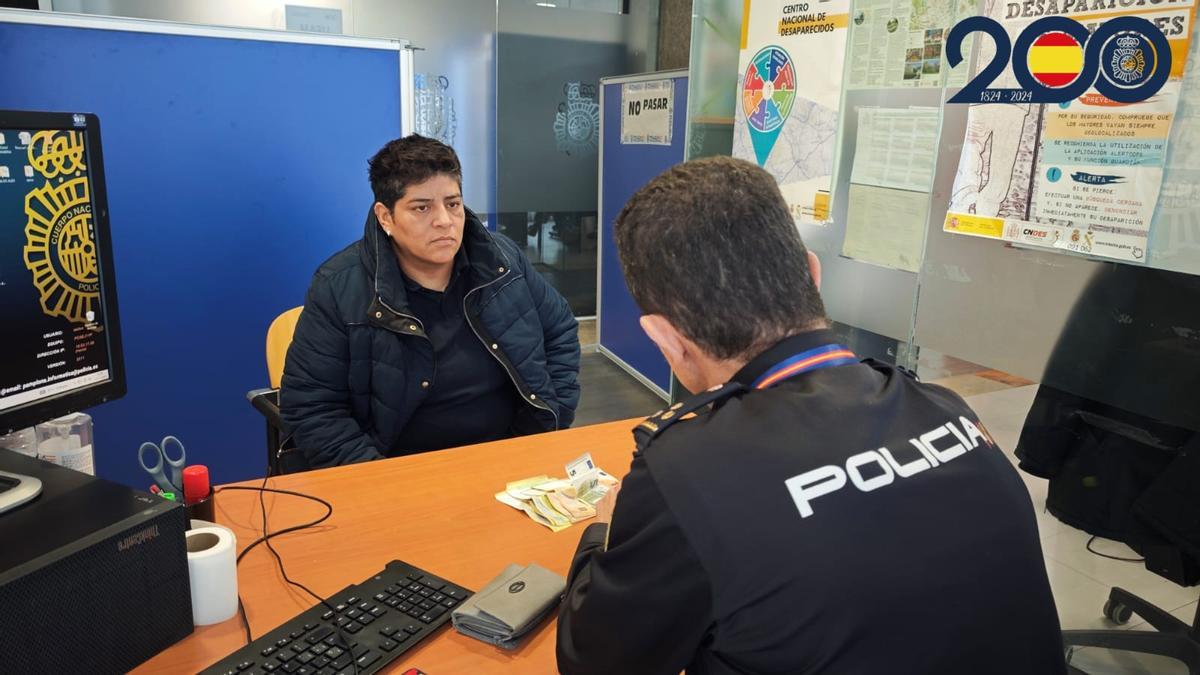 Carmen Del Milagro recibe el dinero que había devuelto hace dos años.