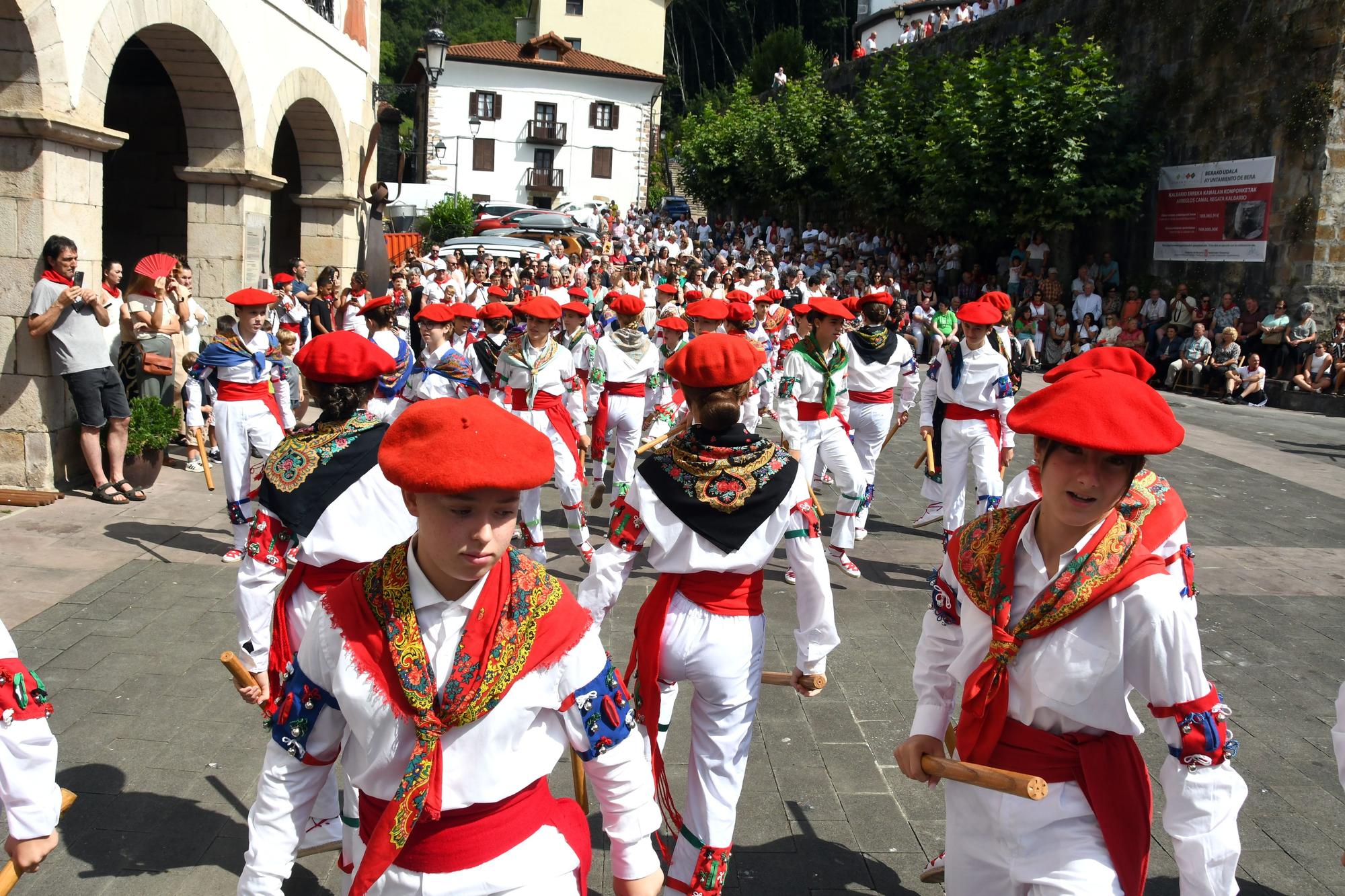 Bera celebra su día grande a ritmo de dantzas
