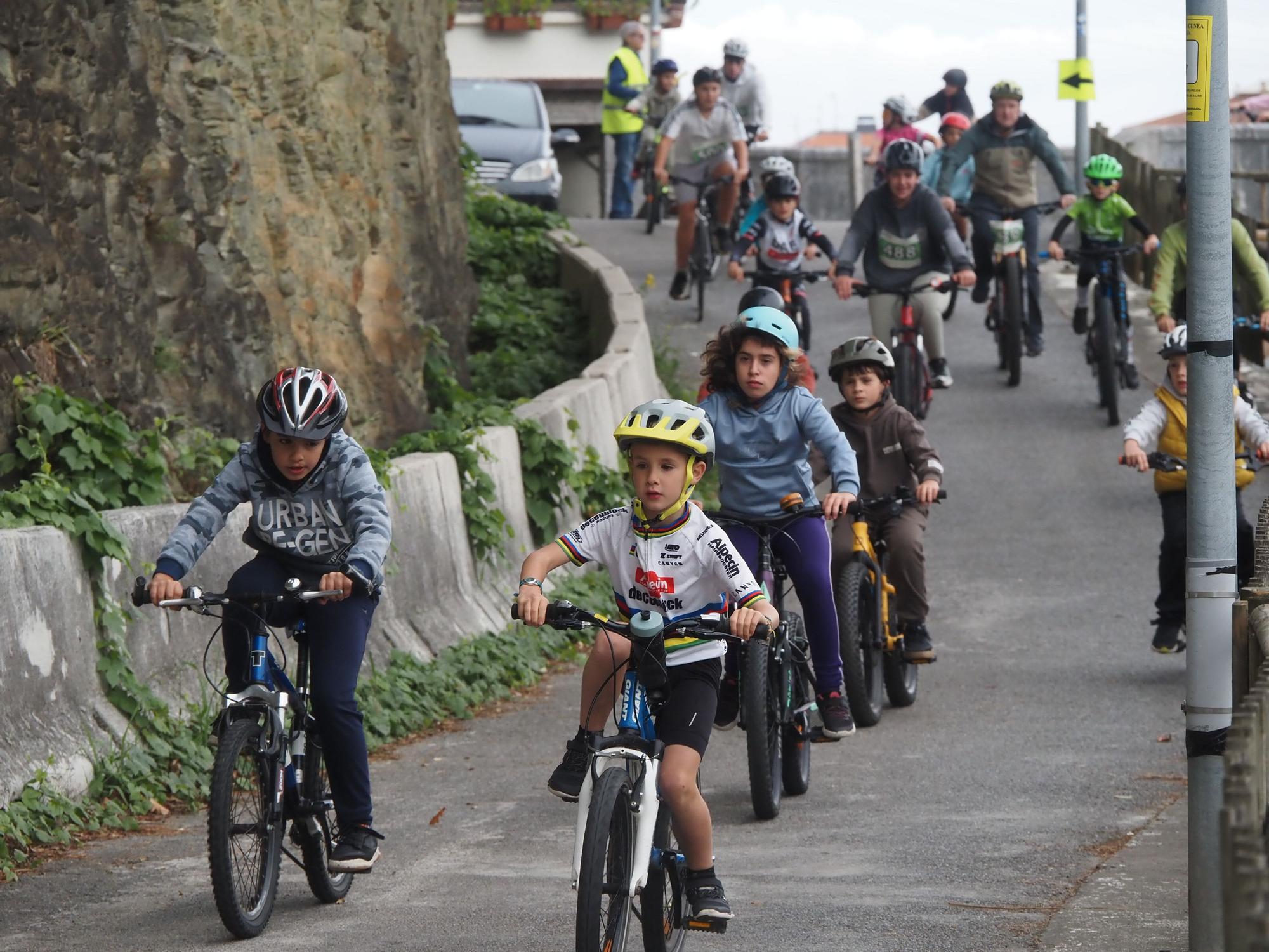 Fiesta ciclista en Deba