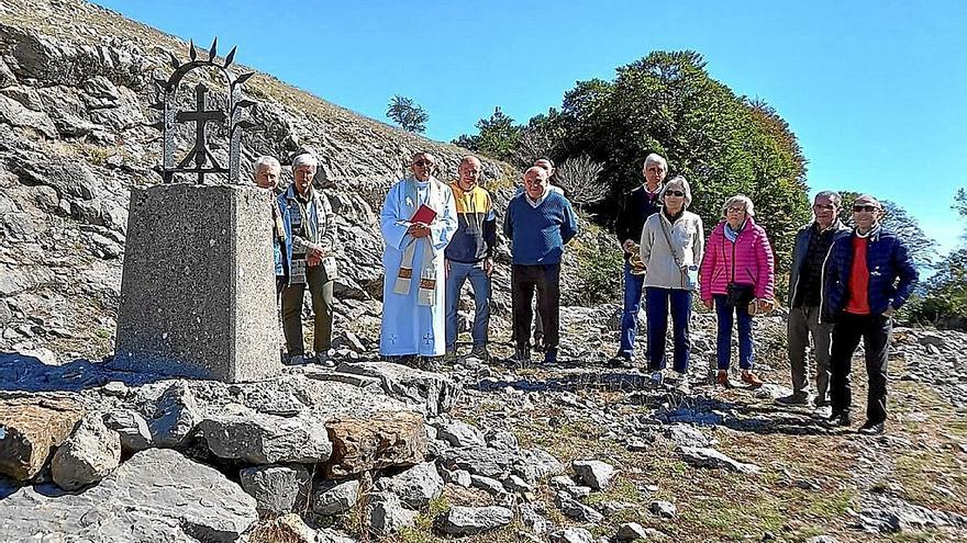 Bendición de una de las cruces de la subida a San Miguel tras ser repuesta.  | FOTO: CEDIDA