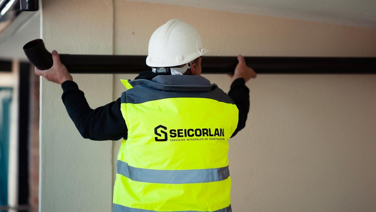 Un integrante de Seicorlan trabajando en una fachada.