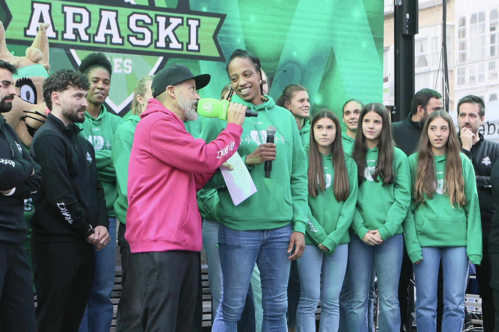 En imágenes: El Araski presenta su plantilla en la plaza de la Virgen Blanca