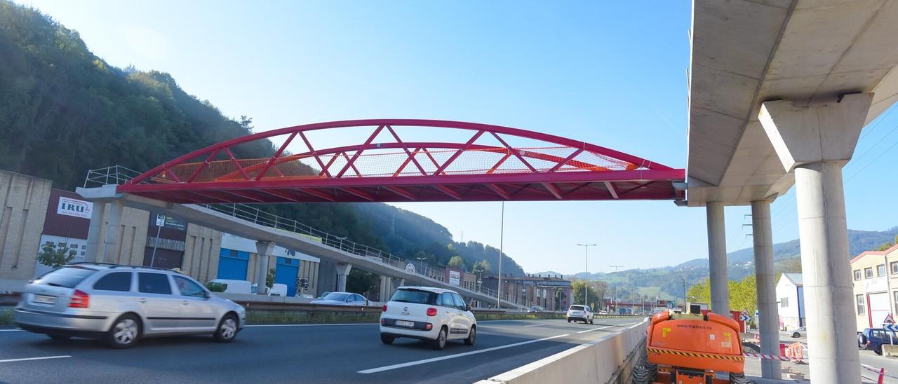 Instalación de la pasarela sobre la N-1