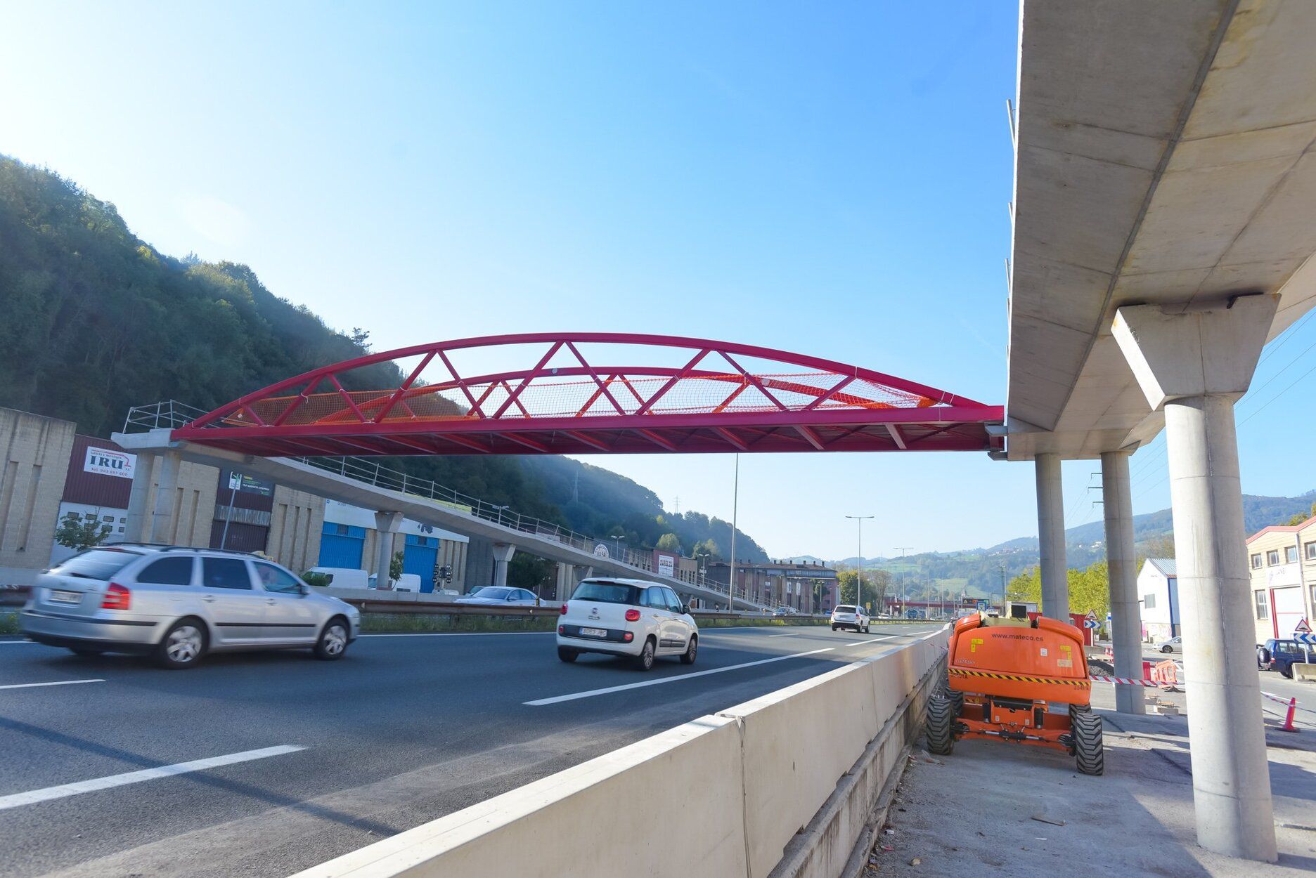 Instalación de la pasarela sobre la N-1