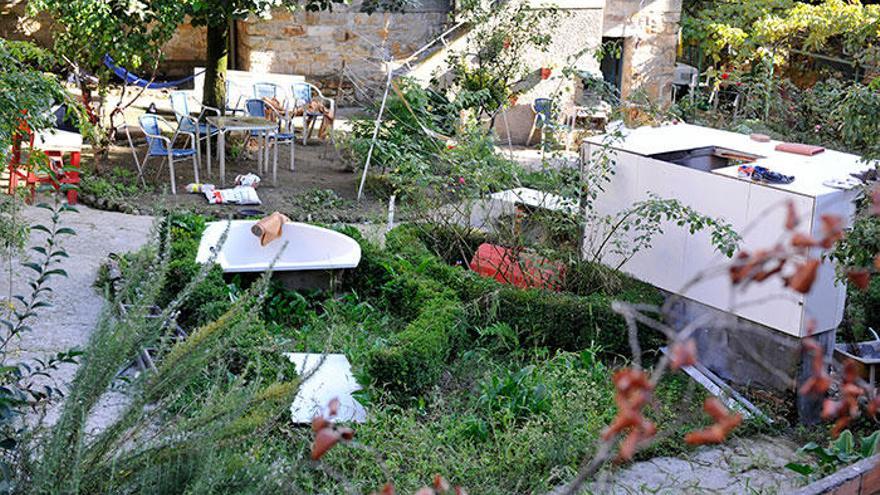 Un jacuzzi plantado en medio  de un jardín estilo Versalles