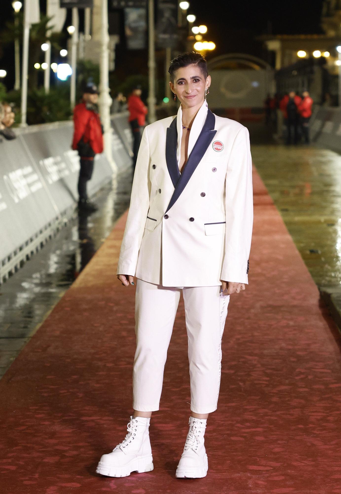 La familia Flores llena de arte la alfombra roja del Zinemaldia