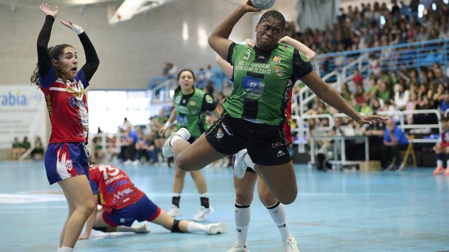 Kelly Nnonzie Fonkeng, operada de una fractura en su mano izquierda