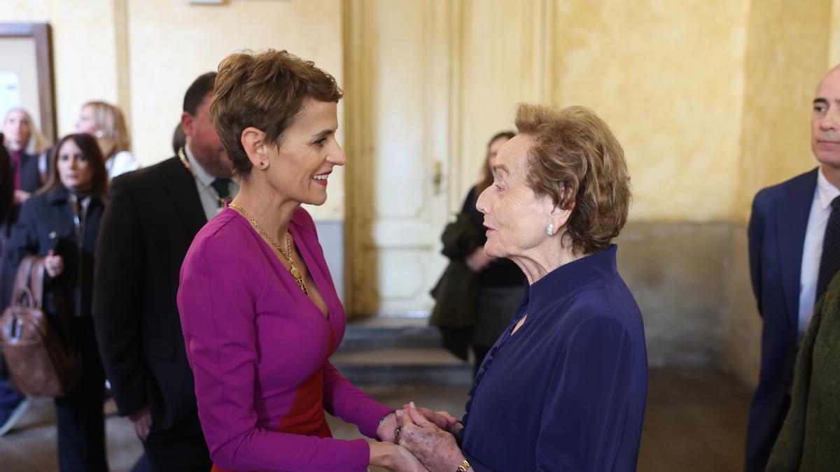 La Presidenta Chivite saluda a Amparo Lusarreta, presidenta de MTorres y mujer del empresario