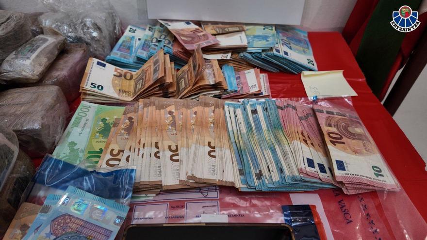 La Ertzaintza detiene a dos hombres en Santurtzi y Abanto con 33 kilos de hachís y más de 40.000 euros