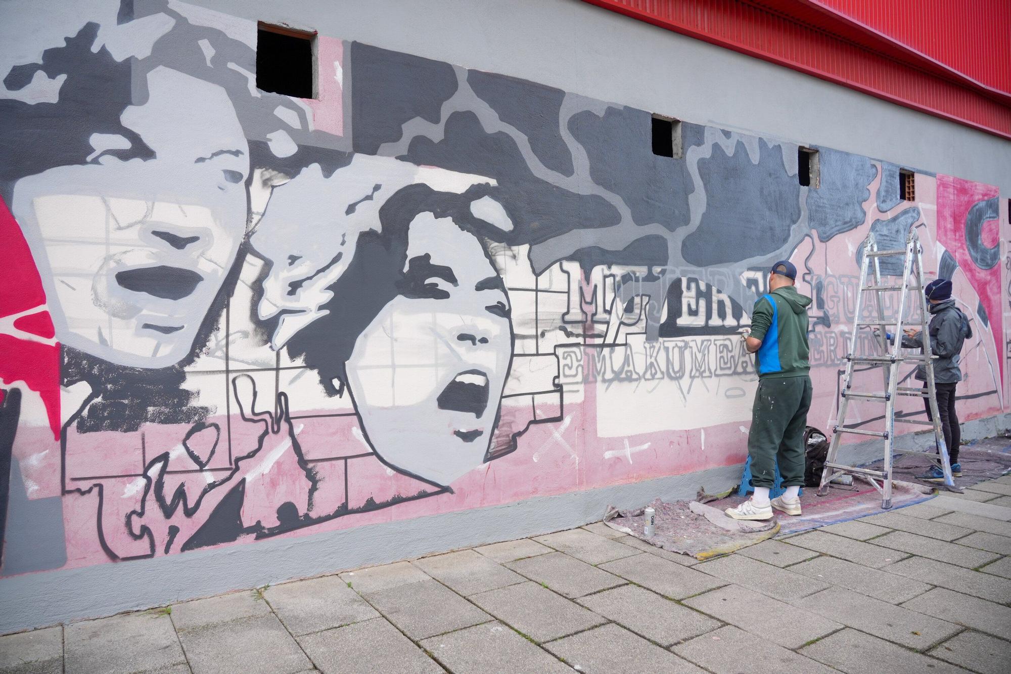 En imágenes: 50 años de libertad y democracia en murales