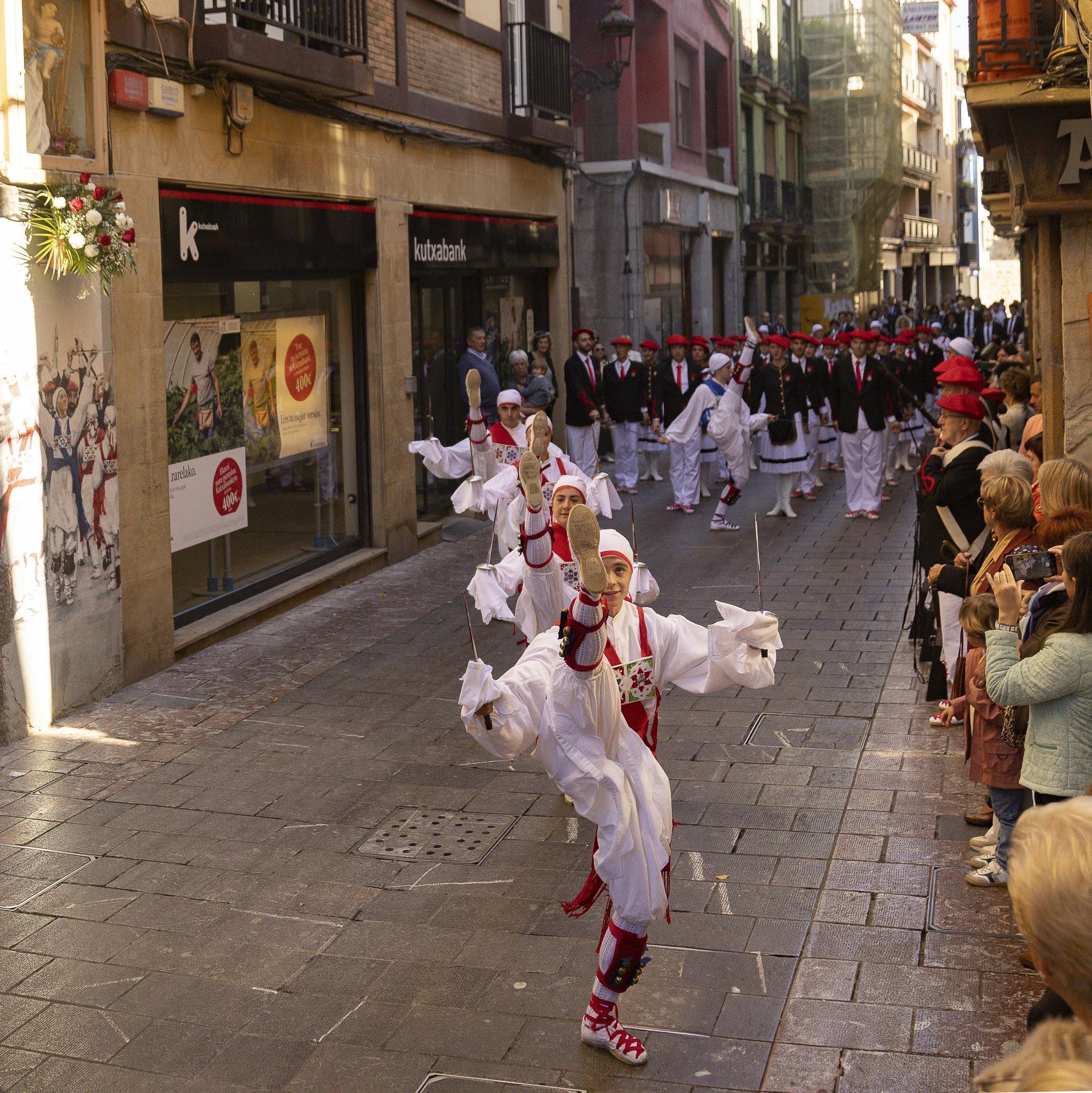 Elgoibar baila al ritmo de las espadas de la celebración de la Virgen del Rosario