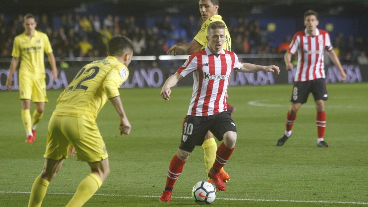 Iker Muniain controla el balón en una acción de aquel partido de 2018 ante el Villarreal