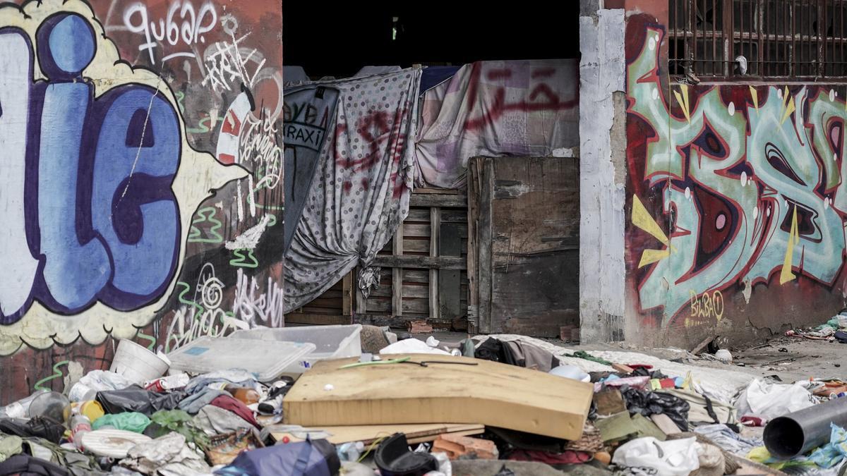 En imágenes: así viven 150 personas en dos pabellones en ruinas en Zorrotzaurra