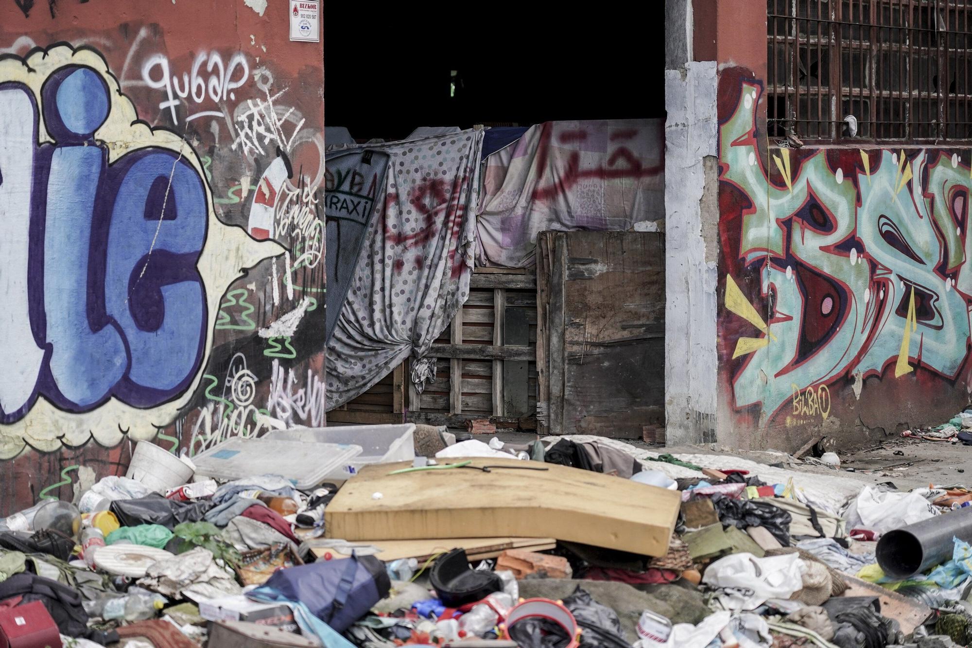 En imágenes: así viven 150 personas en dos pabellones en ruinas en Zorrotzaurra