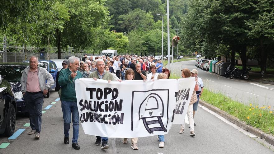 Amara vuelve a manifestarse para pedir que se cubran las vías y dar “un toque de atención”