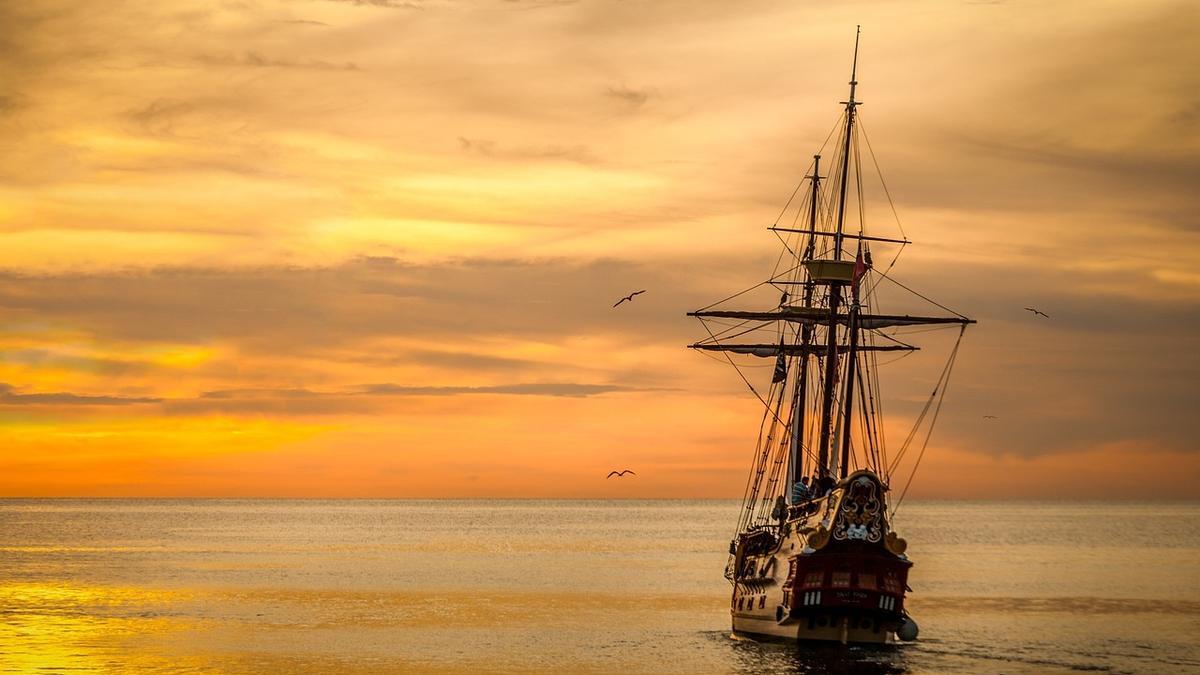 Un velero al atardecer, en una imagen de archivo.