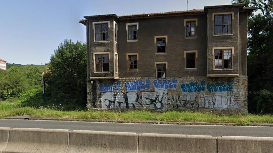 Desalojan un edificio okupado en Galdakao por riesgo de derrumbe