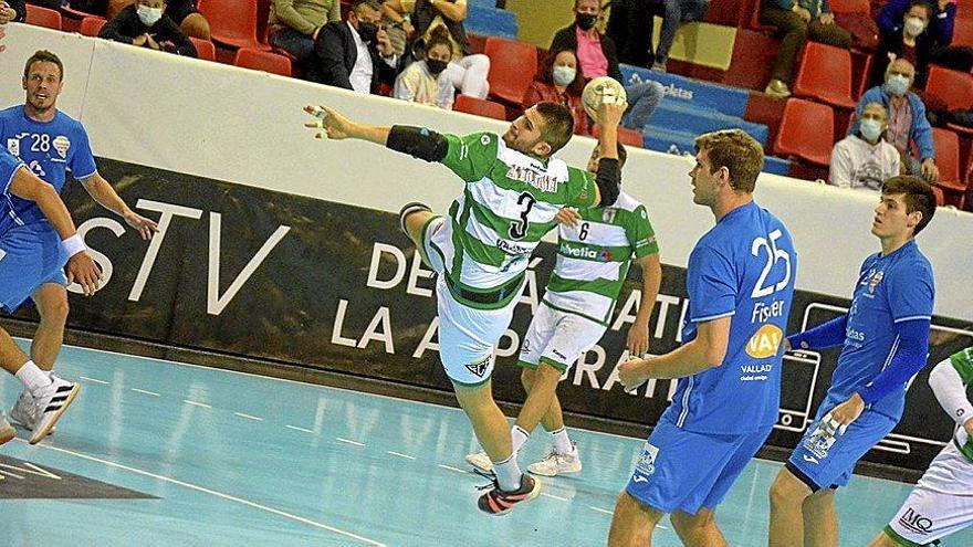 Antonio Bazán tira a puerta sin oposición en el partido de ayer. Foto: Enrique López