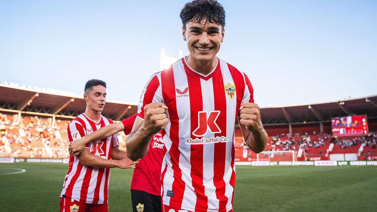 Paco Sanz, nuevo fichaje del Alavés B, celebra un triunfo con el Almería.