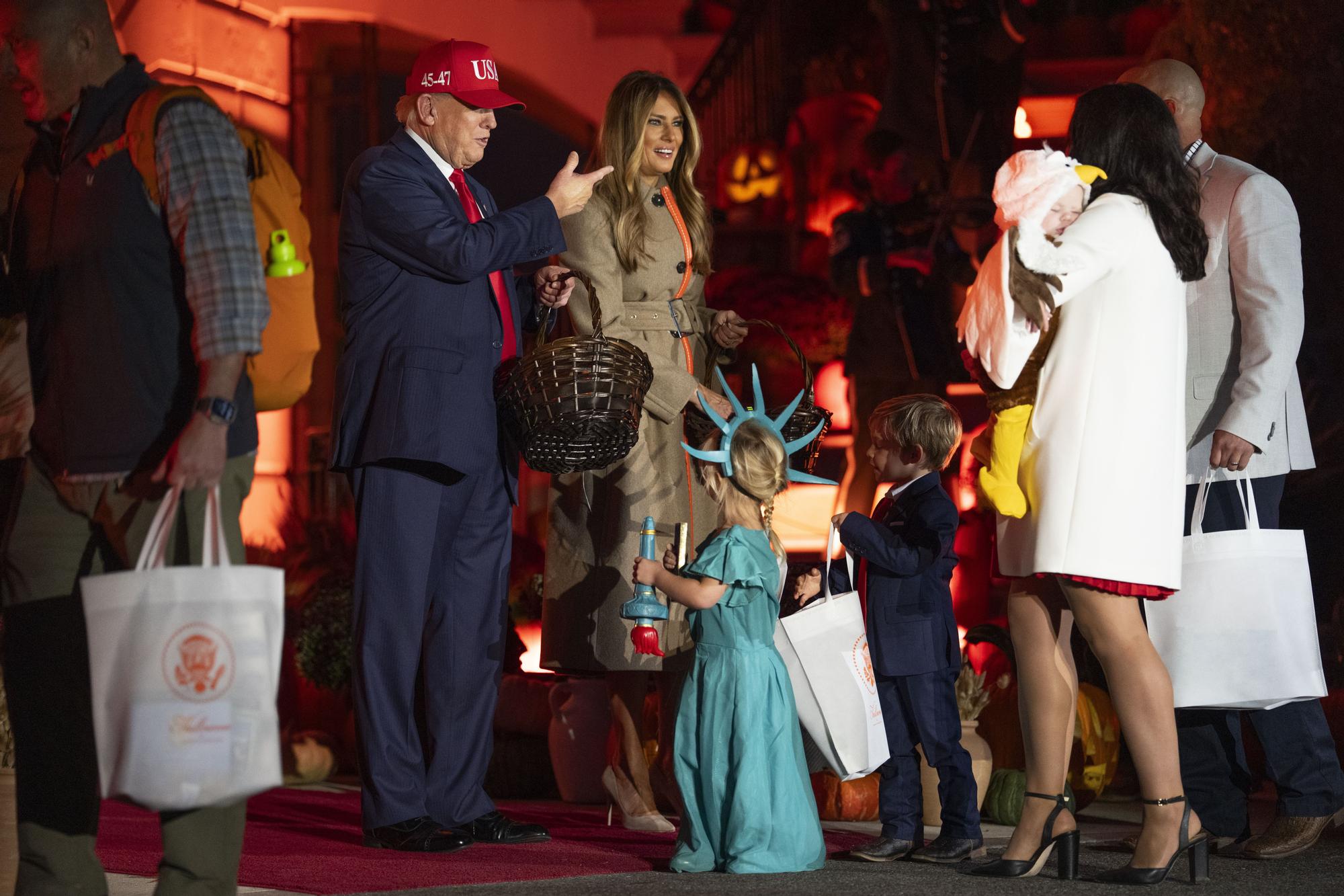 Melania y Trump se rinden ante Halloween: dulces, niños y calabazas en la Casa Blanca