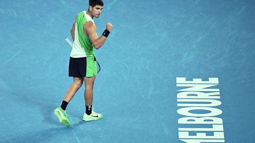 Carlos Alcaraz no falla en su estreno en Australia