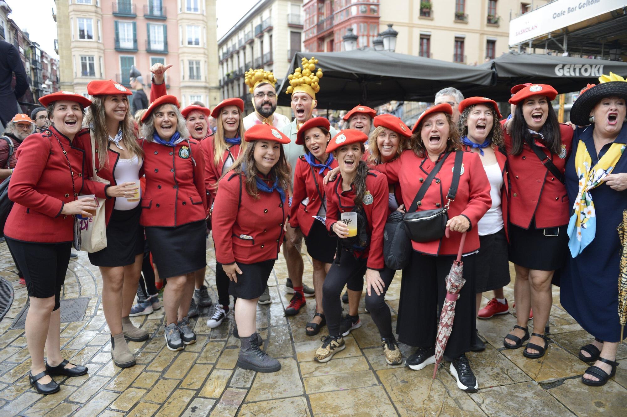 En imágenes: El tradicional Txikiteo Nagusia reúne a una treintena de actores y actrices