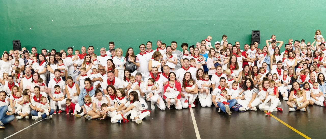 Entrega de pañuelos a los nacidos en 2024 en Zizur Mayor