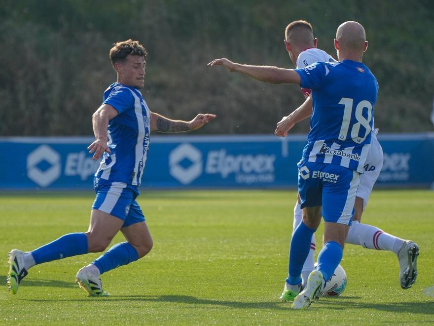 Guridi y Blanco presionan a un jugador rival durante el encuentro.