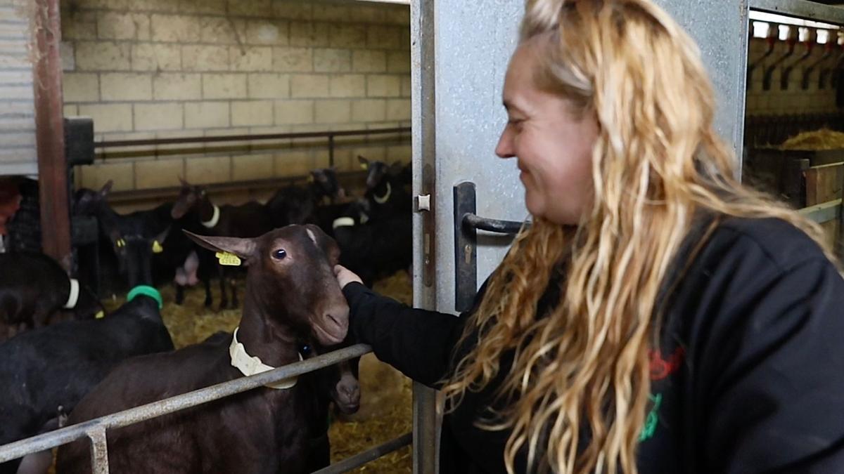 Zuriñe Suárez con una de sus cabras
