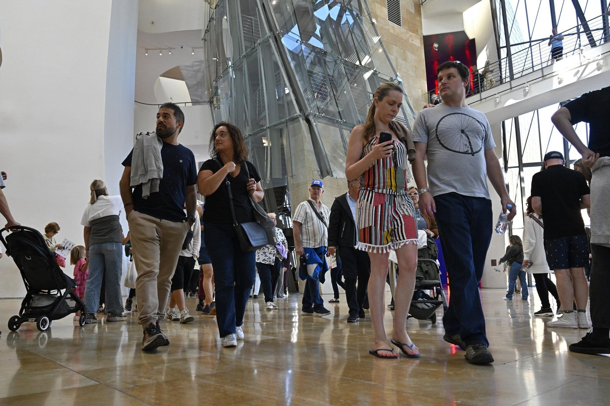 El Museo Guggenheim acoge a miles de visitantes en su 28º cumpleaños