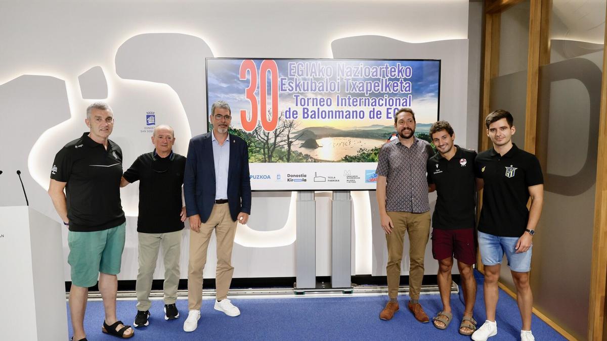 Imanol Álvarez, Alex Elezgarai, Eneko Goia, Iñaki Gabarain, Jokin Urrusolo y Yeray Arruti, en la presentación del 30º Torneo Internacional de Egia.JPG