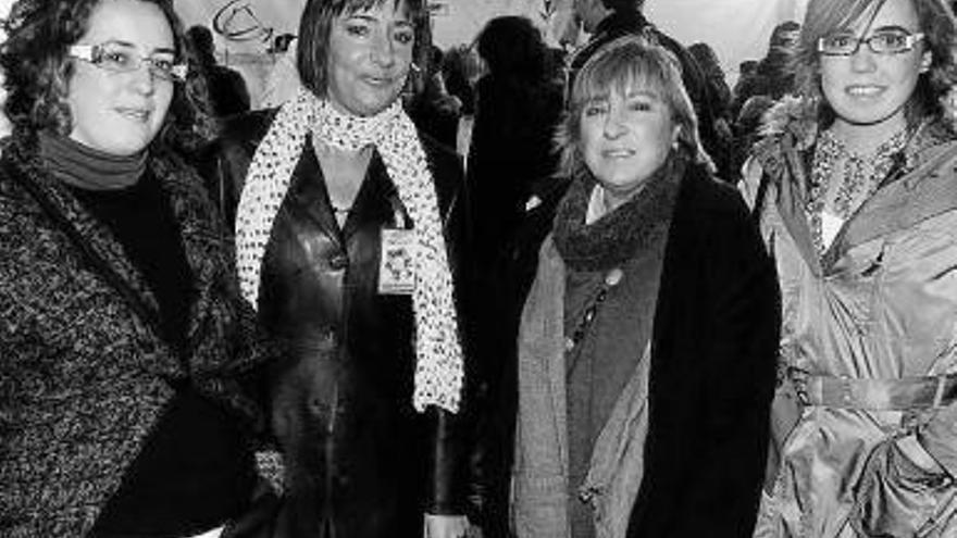 María Lamsfus, Garbiñe Escondrillas, Pilar Gutiérrez y Laura de Miguel posan en la carpa donde tuvo lugar el acto.