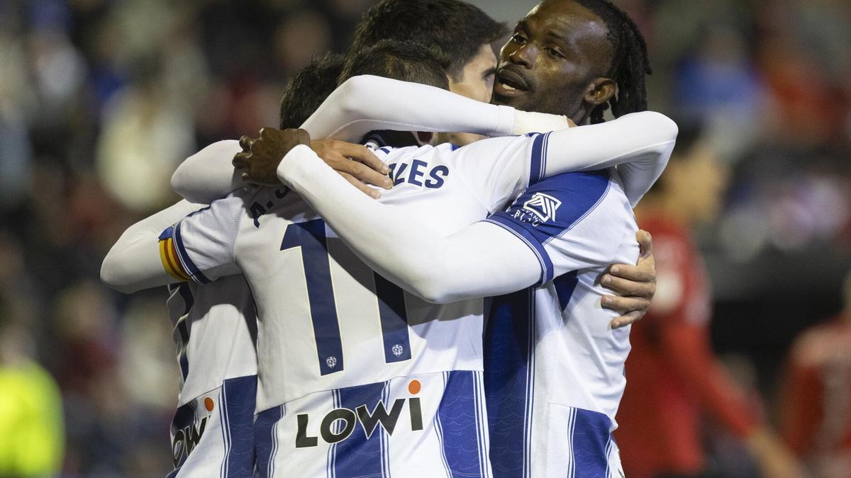 Koyalipou, a la derecha, tras marcar en Cieza en la Copa.