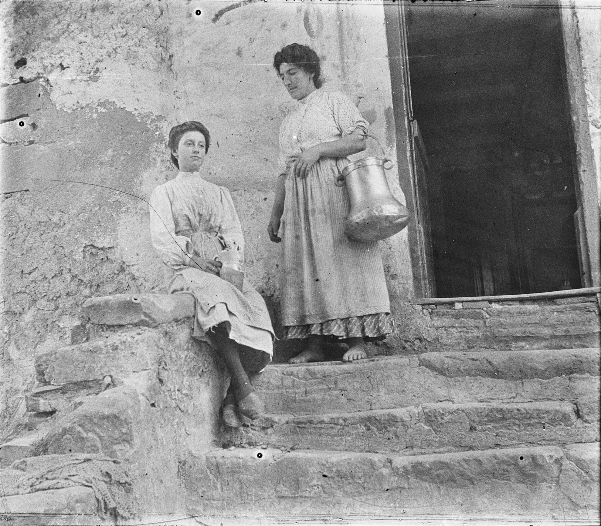 Imágenes antiguas de mujeres baserritarras en Euskadi