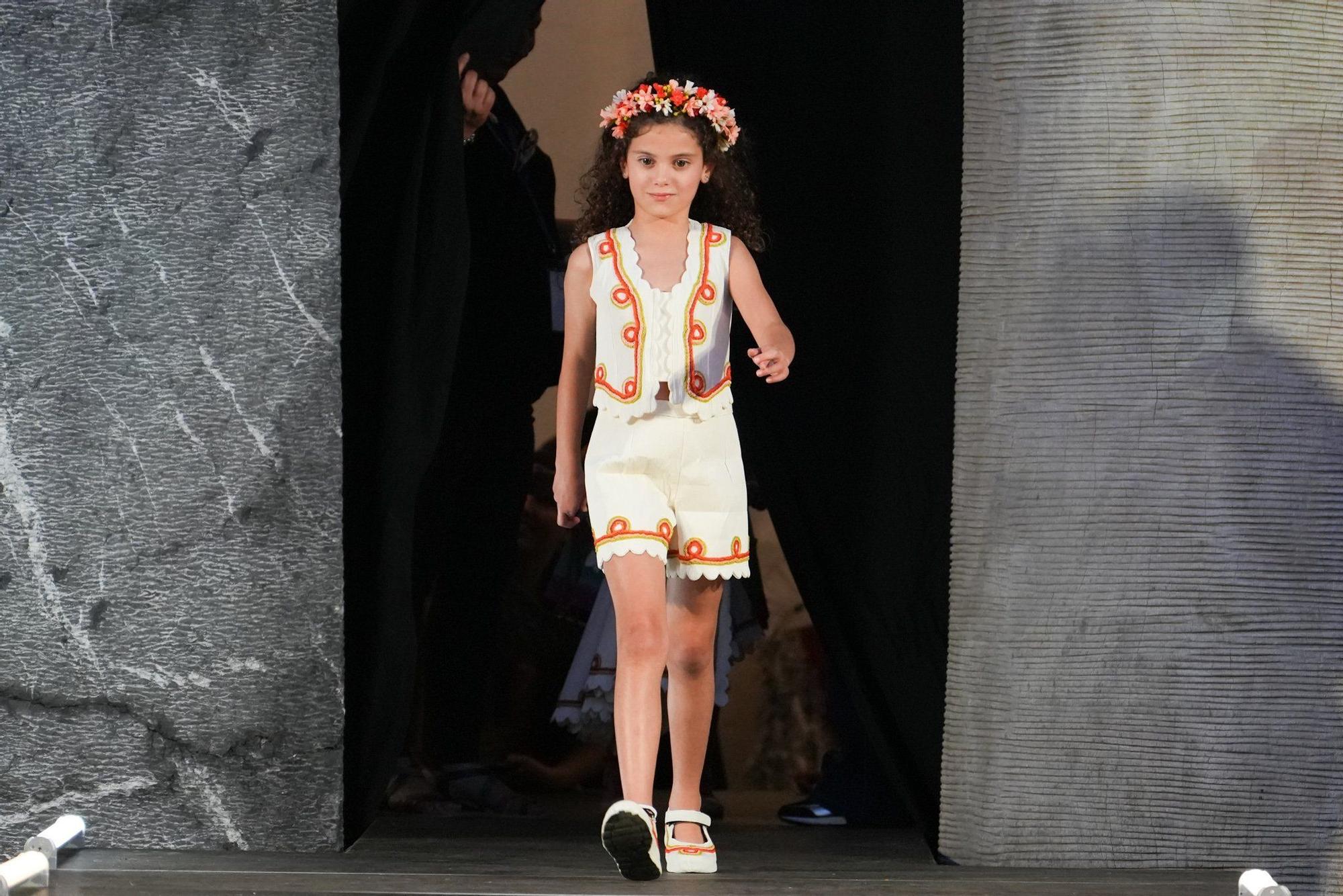 En imágenes: así ha sido el desfile de Vestidos de Papel de Güeñes