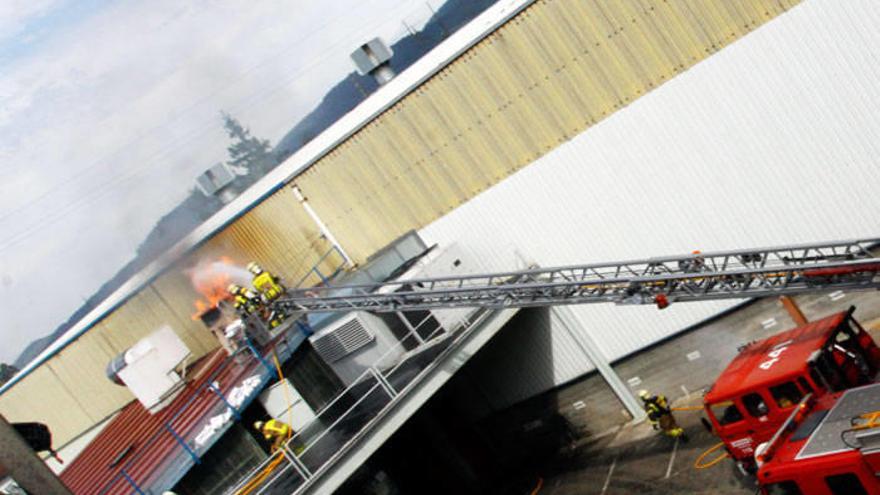 Fue necesario un amplio despliegue de bomberos para sofocar el incendio.