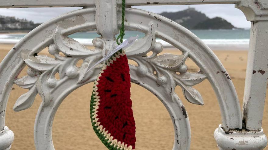 Sandalias solidarias con Palestina en La Concha