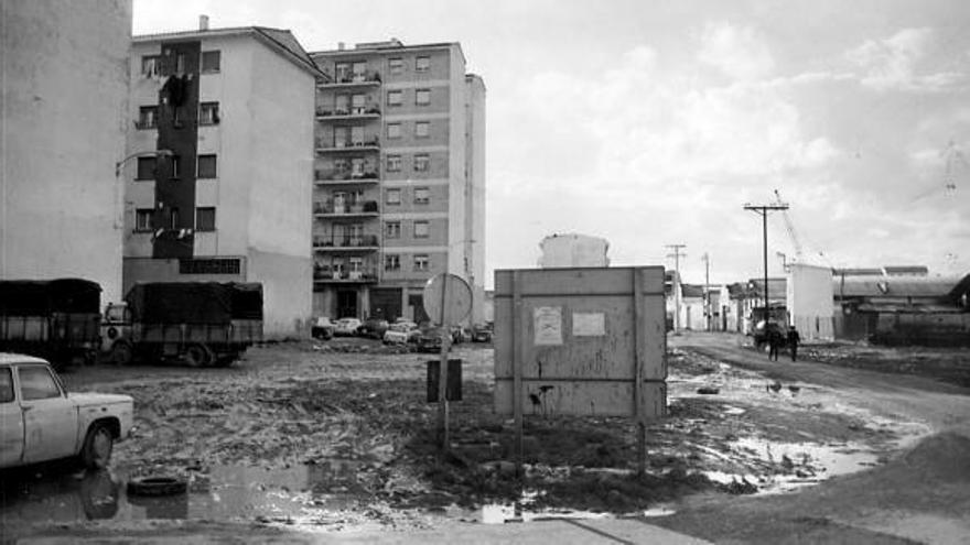 Fotografía tomada en los años 60-70 desde la plaza, donde actualmente se encuentra la iglesia.