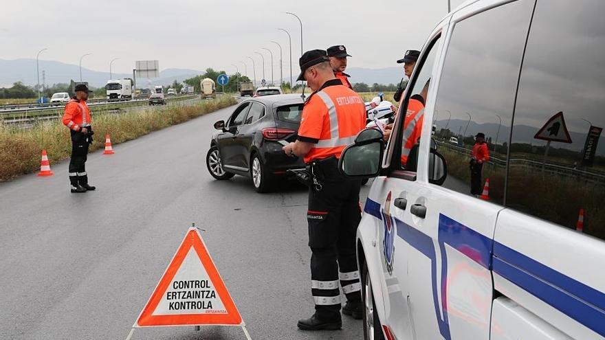 Ertzaintza y policías locales vigilan las distracciones en la red viaria vasca