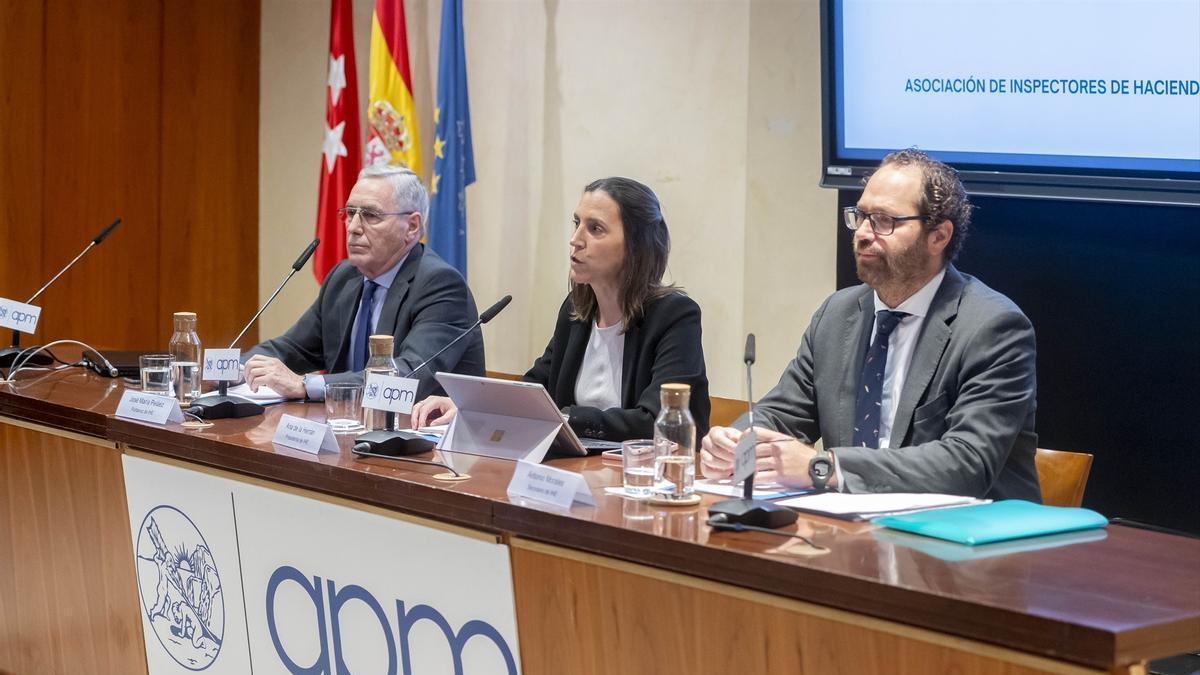 El portavoz de IHE, José María Peláez, su presidenta, Ana de la Herrán, y el secretario de la asociación, Antonio Morales.